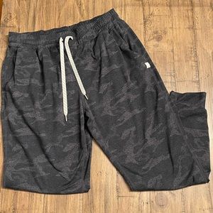 EUC Vuori performance jogger size M in Black Camo